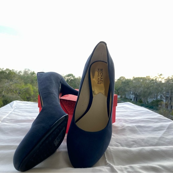 Navy Suede Michael Kors Pump SIZE: 8,5-9 - Picture 2 of 8